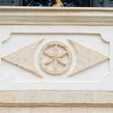 ..., al decorativismo affine al liberty evidenziabile nei fregi vegetali, rappresentati pi� volte sui muri esterni